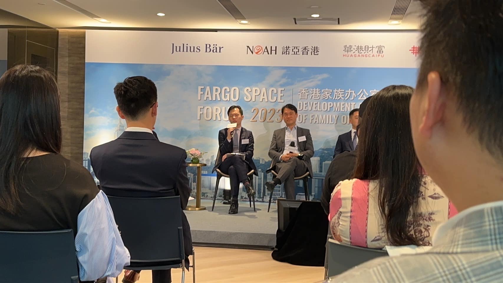 文章圖片：亞洲的信託中心-香港　順道與大家分享維港的景色😀