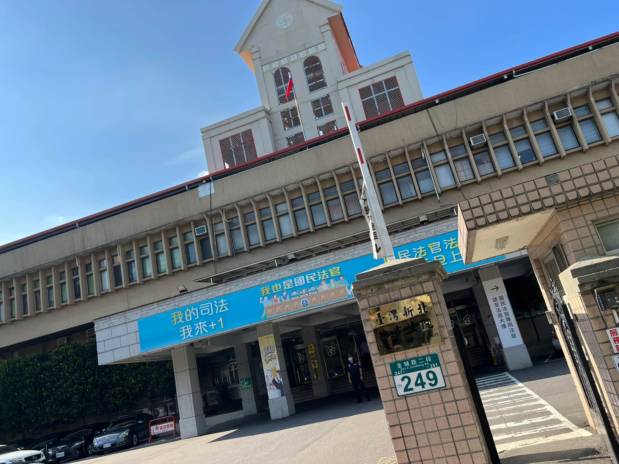 文章圖片：今日前來新北地院開庭，為年輕的媽媽爭取利益，也與對造當事人…